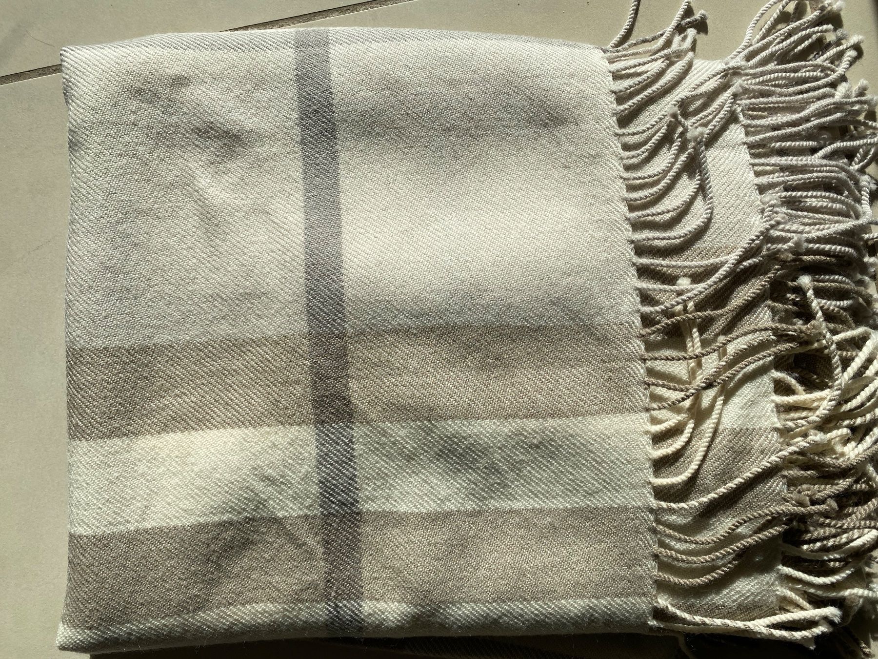 Burberry Sonstige Damenmode: Buerberry Cape/ Poncho – Gebraucht aus Triesen von vla_z6rh 4