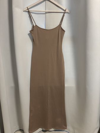 Abito lungo beige con spalline sottili Bershka S