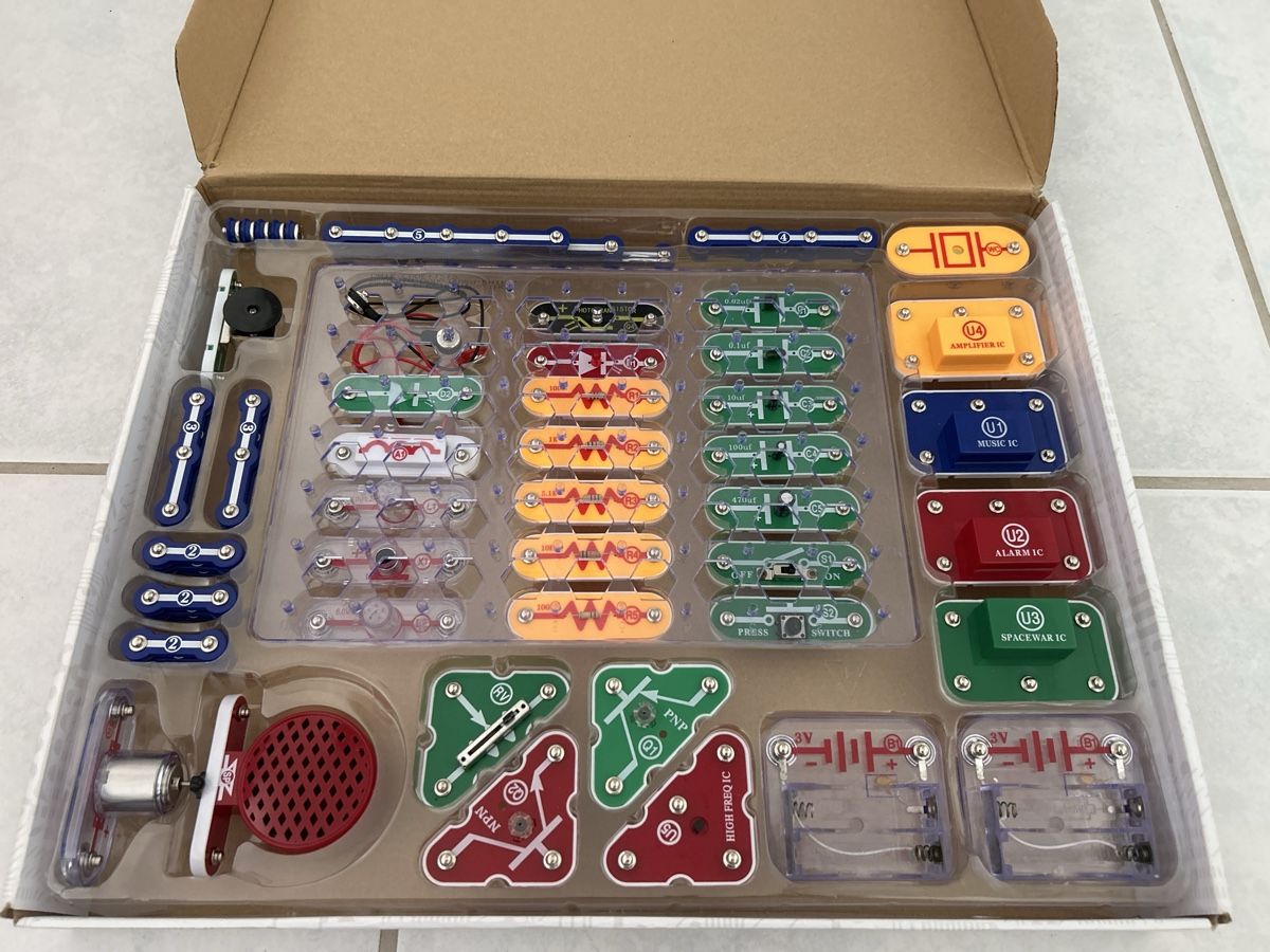 Giochi: Elenco Snap Circuits Classic Plus - 300 Projects Kit – Usato da Maur venduto da J1m.XX65 2