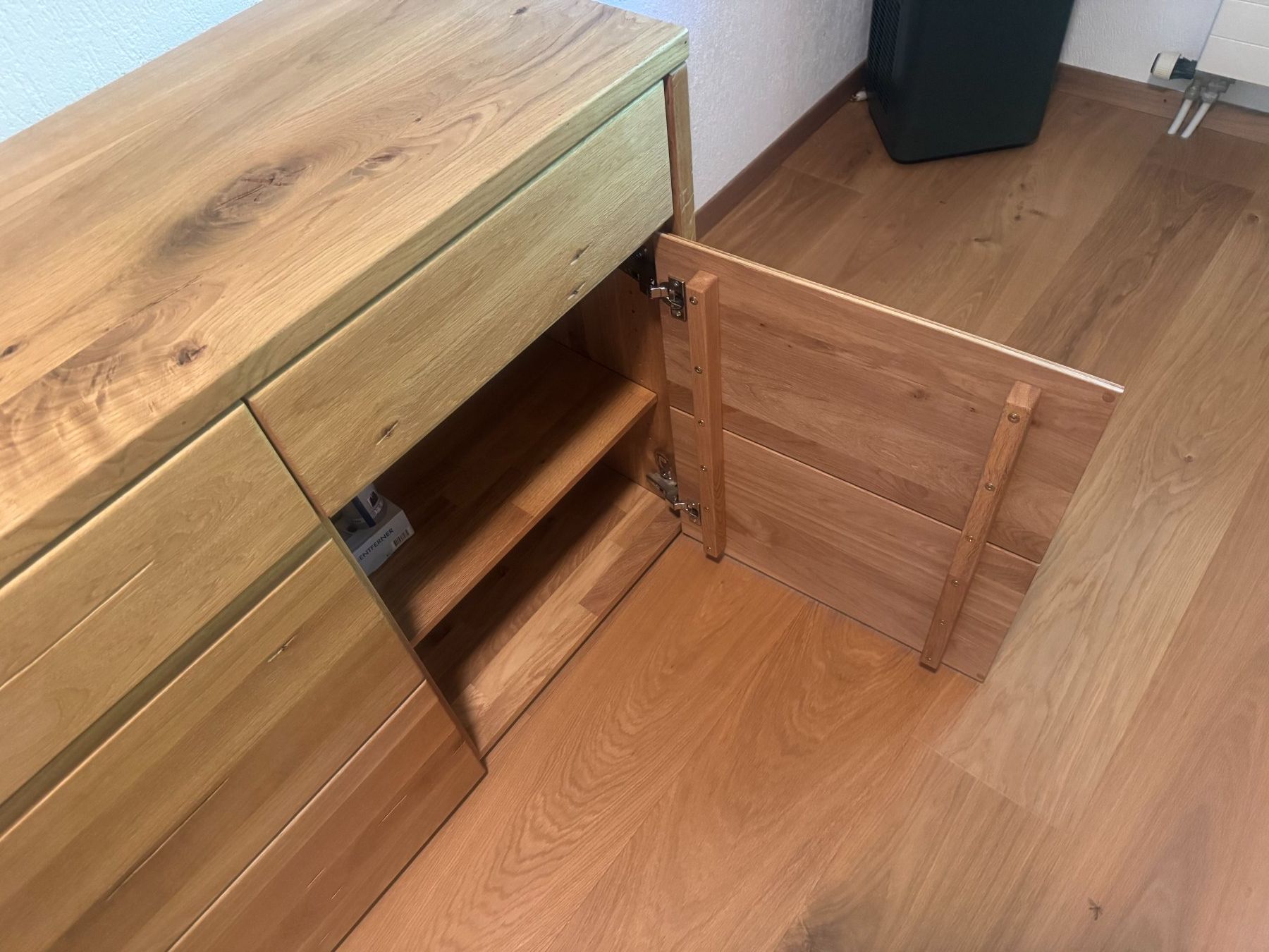 Cassettiere: Sideboard / Korpus aus massiver astiger Eiche, geölt – Usato da Oberhof venduto da Keppo7 3