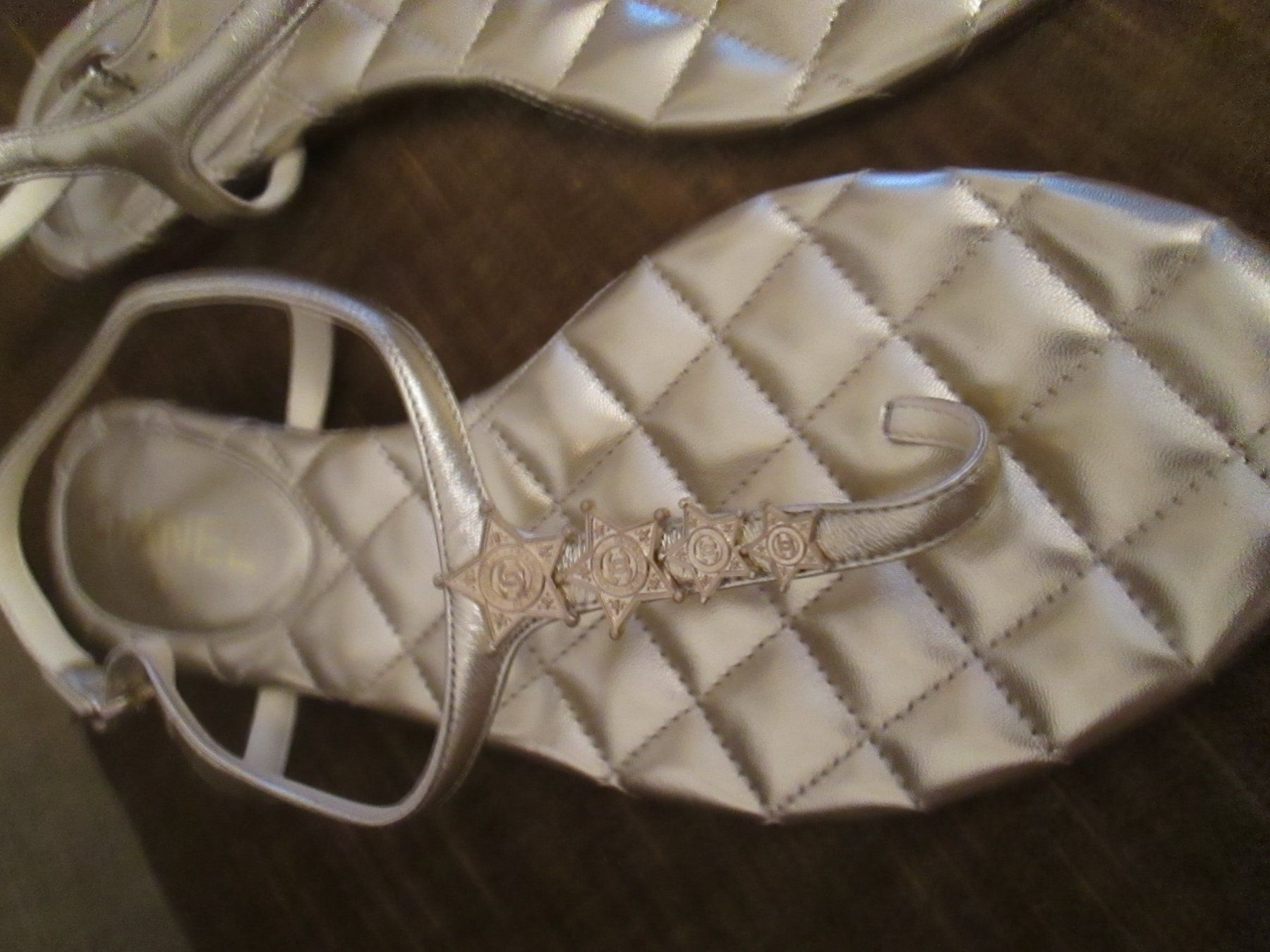 Chanel Damenschuhe: Chanel, neue Leder-Flip-Flops, Größe 40 – Neu (gemäss Beschreibung) aus Sementina von babucia 2