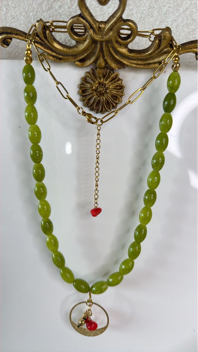 Catenine: Green Beaded Necklace with Red Charm - Elegant Summer Style – Nuovo e nell'imballaggio originale da Bouveret venduto da dou_g8q7