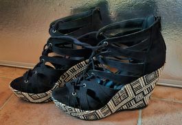 Schwarze Sommerschuhe mit Keilabsatz Gr. 38