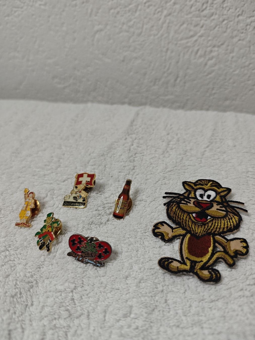 Placchette & Badge: VINTAGE-PIN-SET + PATCH – Usato da Ehrendingen venduto da Xagahf 1