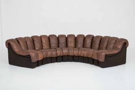 De Sede DS 600 „Tatzelwurm“ Sofa in dunkelbraunem Naturleder