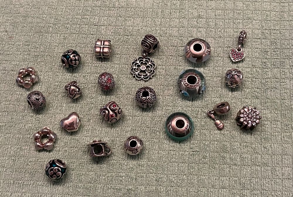 Pandora 4 Armbänder und 21 Charms | Kaufen auf Ricardo