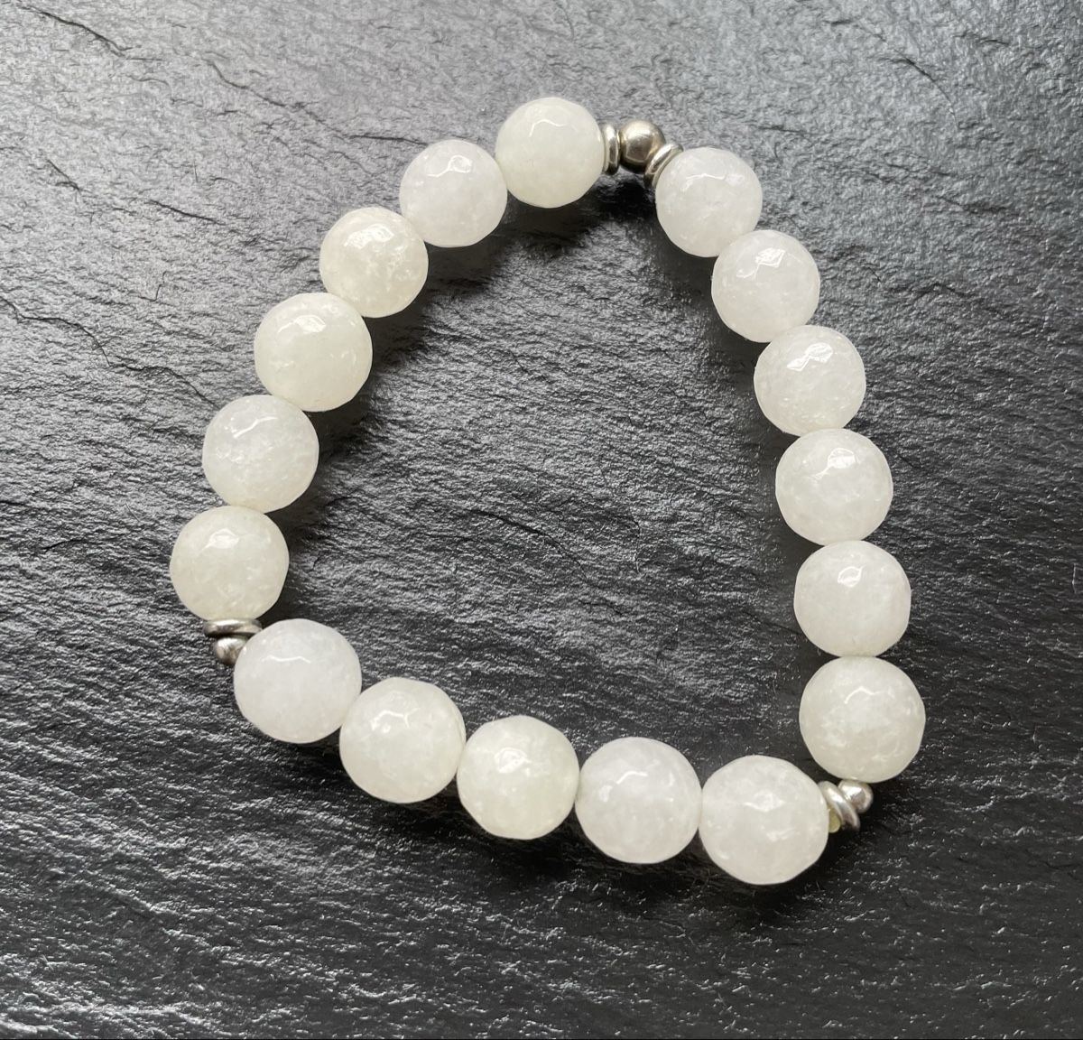 Bracciali & Braccialetti: Weisses Jade Armband, facettiert, elastisch, neuwertig! – Usato da Bronschhofen venduto da Sommernacht03