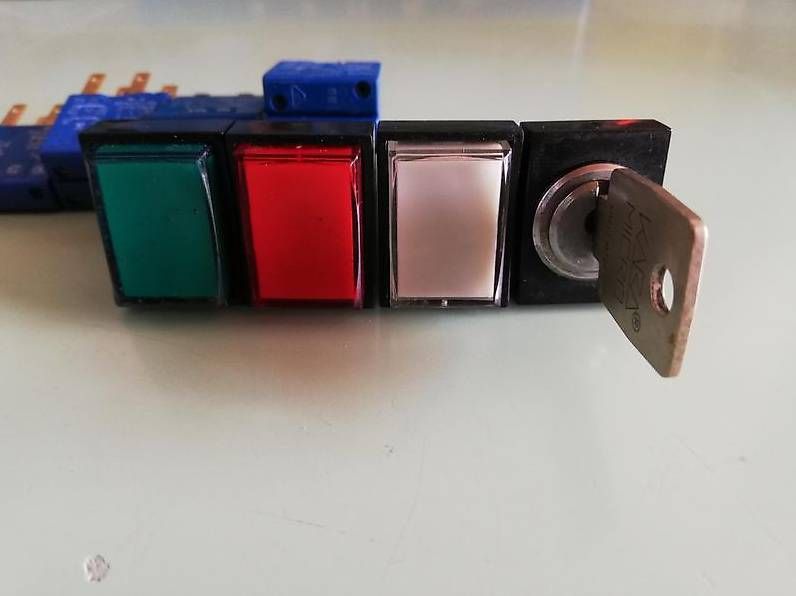 Interruttori: Diverse T+H Taster Schalter Kontrolllampen – Usato da Lengnau AG venduto da Allworker 1