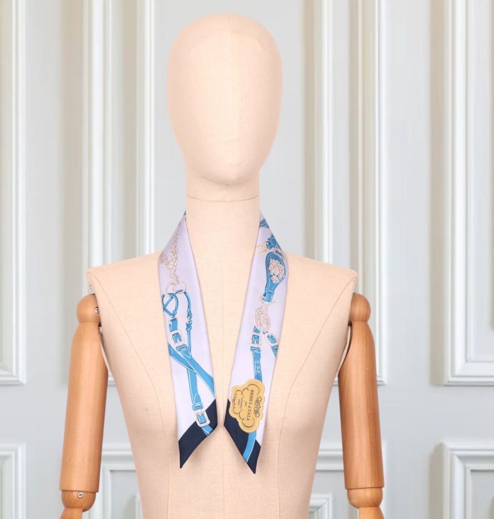 Hermès Foulard & Sciarpe: Hermès Twilly "Brides de Gala" blau – Usato da Luzern venduto da Swiss-Garage 5