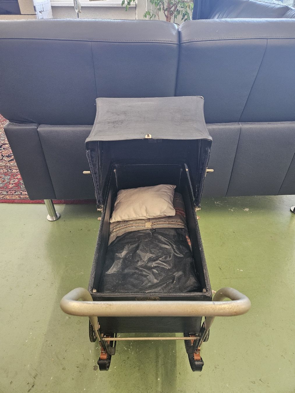 Puppenwagen: Antiker Puppenwagen  – Gebraucht aus Pratteln von Cartonsducoeur_bl 1