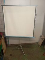 Leinwand mit Stativ - Ideal für Präsentationen!