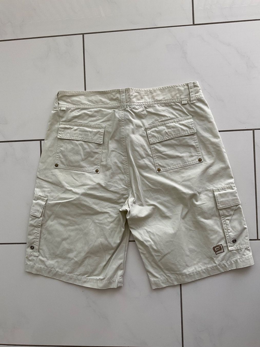 Pantaloni: Bermudas Belowzero Gr.L – Usato da Biel-Benken BL venduto da Sahra1 1