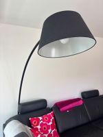 Schwarze Stehlampe