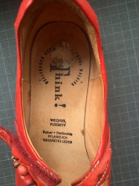 Think Damenschuhe: rote Leder-Damenschuhe von Think – Gebraucht aus Menzingen von MUNTERwegs 2