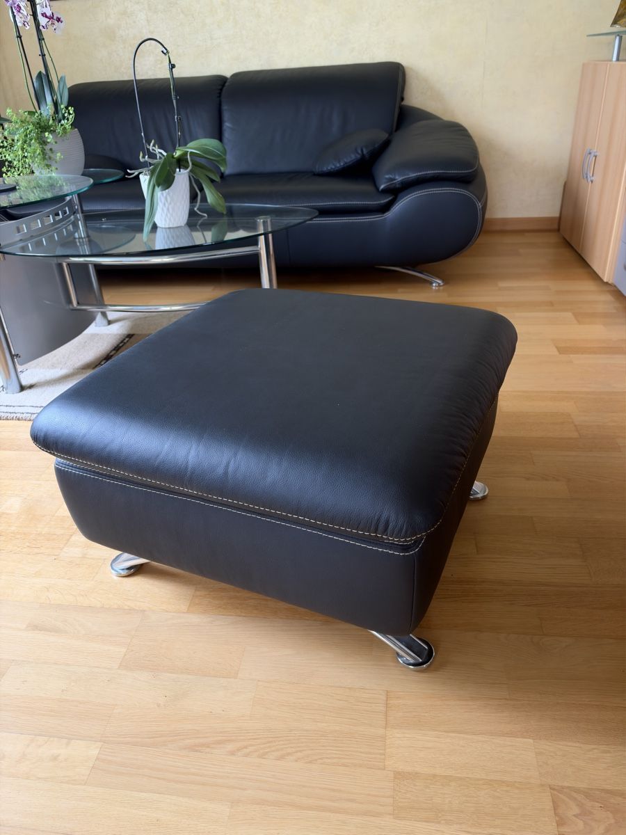 Divani: Echt Leder-Sofa mit Höcker K&W Posltermöbel – Usato da St. Gallen venduto da skydriver86 2