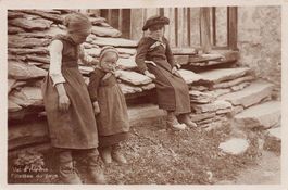 Val d'Hérens, fillettes du pays, env. 1910