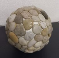 *DEKO - KUGEL MIT ABGESCHLIFFENEN STEINEN* GELEIMT/DM CA. 23