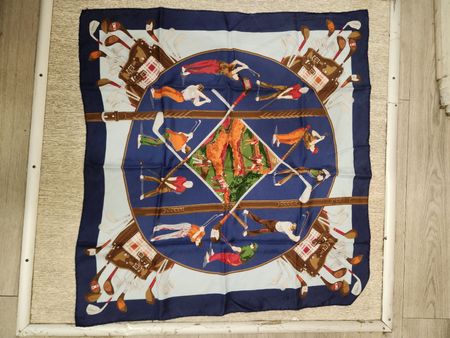 Foulard en soie motif golf hommes fond bleu
