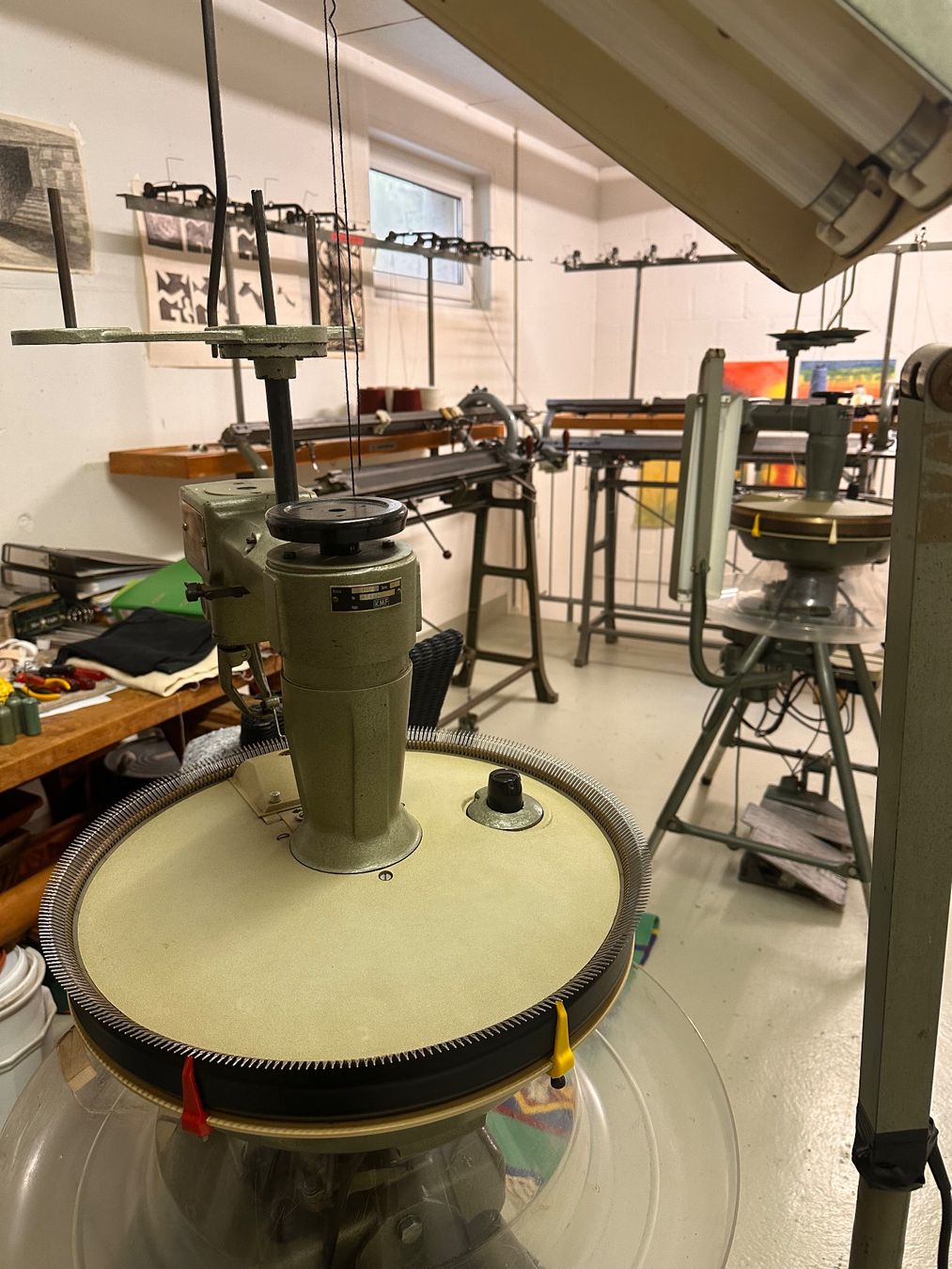 Universal Tutte le macchine: Strickmaschinen Universal E4 und E8 inkl. Alpacagarn – Usato da Zürich venduto da fisch0 6