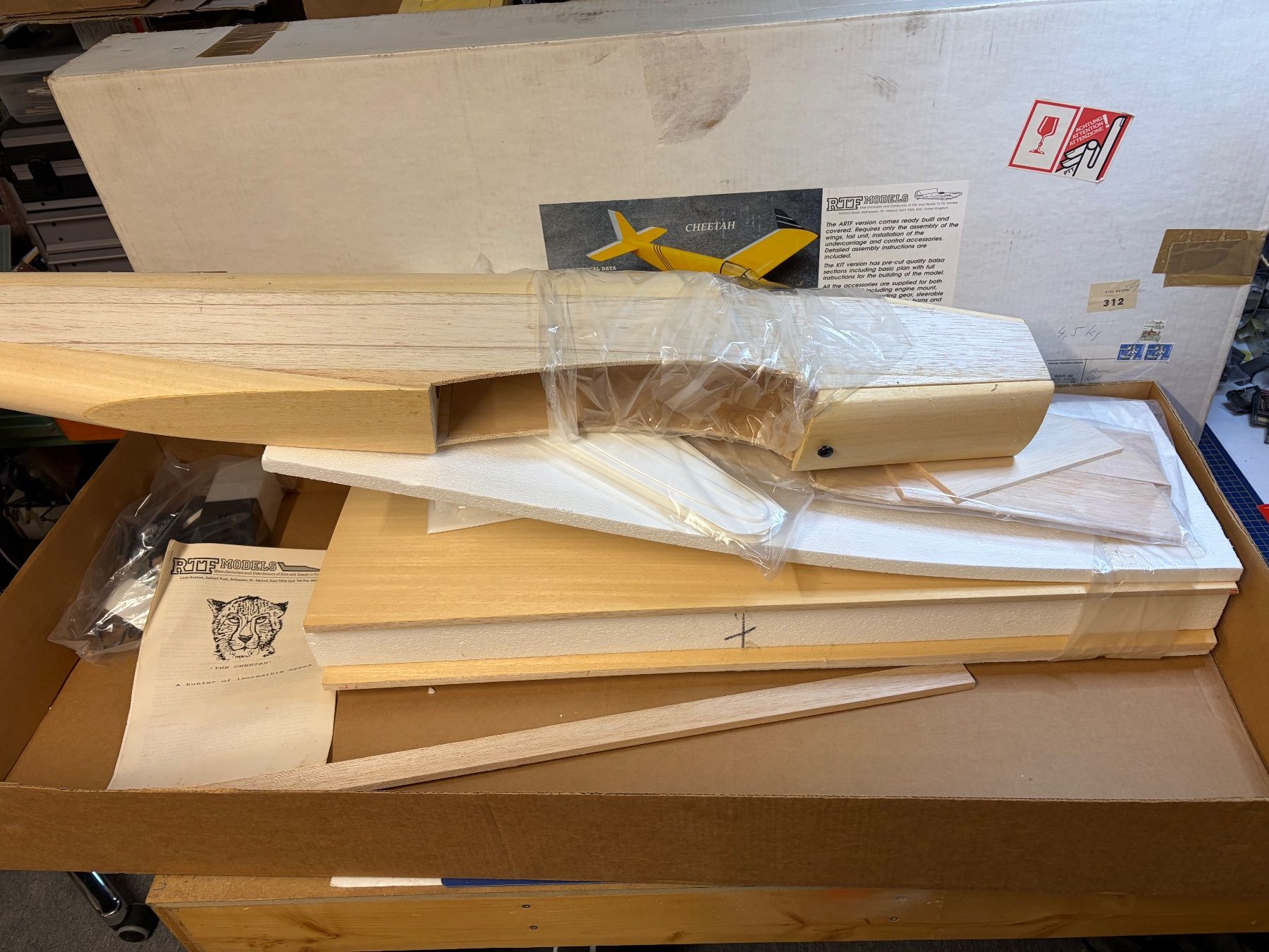 Modellismo RC: RC Modellflugzeug "Cheetah" Bausatz, unbenutzt – Usato da Glattbrugg venduto da Olio7 4