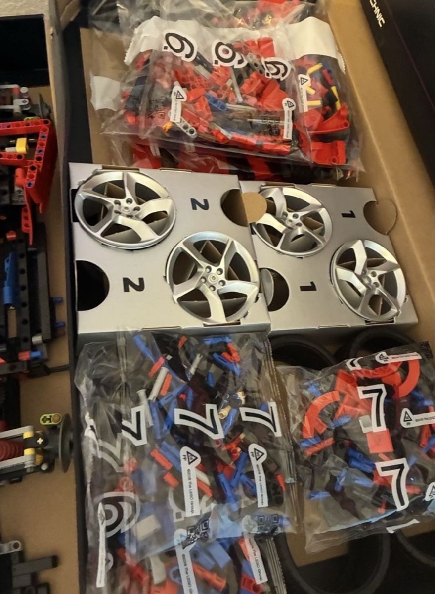 Lego Kit di costruzioni: LEGO Technic Ferrari Daytona SP3 42143 – Usato da Jonen venduto da Sschriber 2