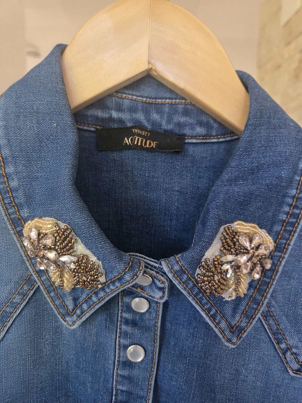 Twinset Camicette: Wunderschöne Jeans-Bluse von Twinset Actitude mit Perlen – Nuovo (secondo la descrizione) da Scherzingen venduto da tan_l9n2 1