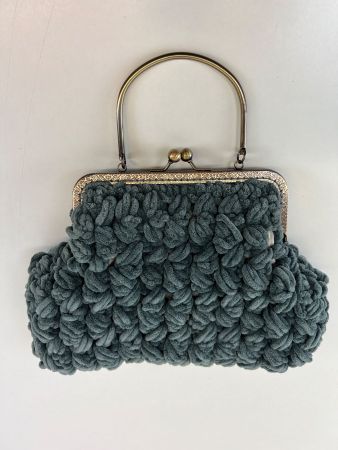 Handgefertigte Retro-Bügelbörse mit gehäkeltem Design