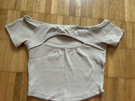 Trendiges Sommer Top mit Cut Out - Grösse XS