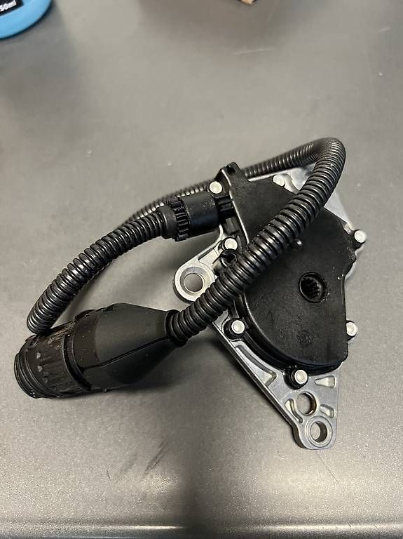Tutti pezzi di ricambio auto: Bmw e39/39/46 Getriebestecker  – Usato da Lufingen venduto da Kasti92 1
