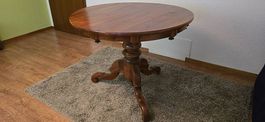 Runder Holztisch