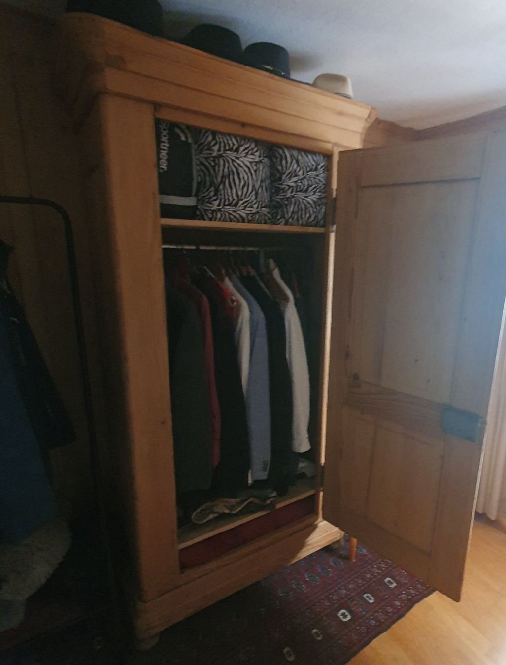 Armadi: Kleiderschrank antik – Usato da Waltensburg/Vuorz venduto da Buddhas 2