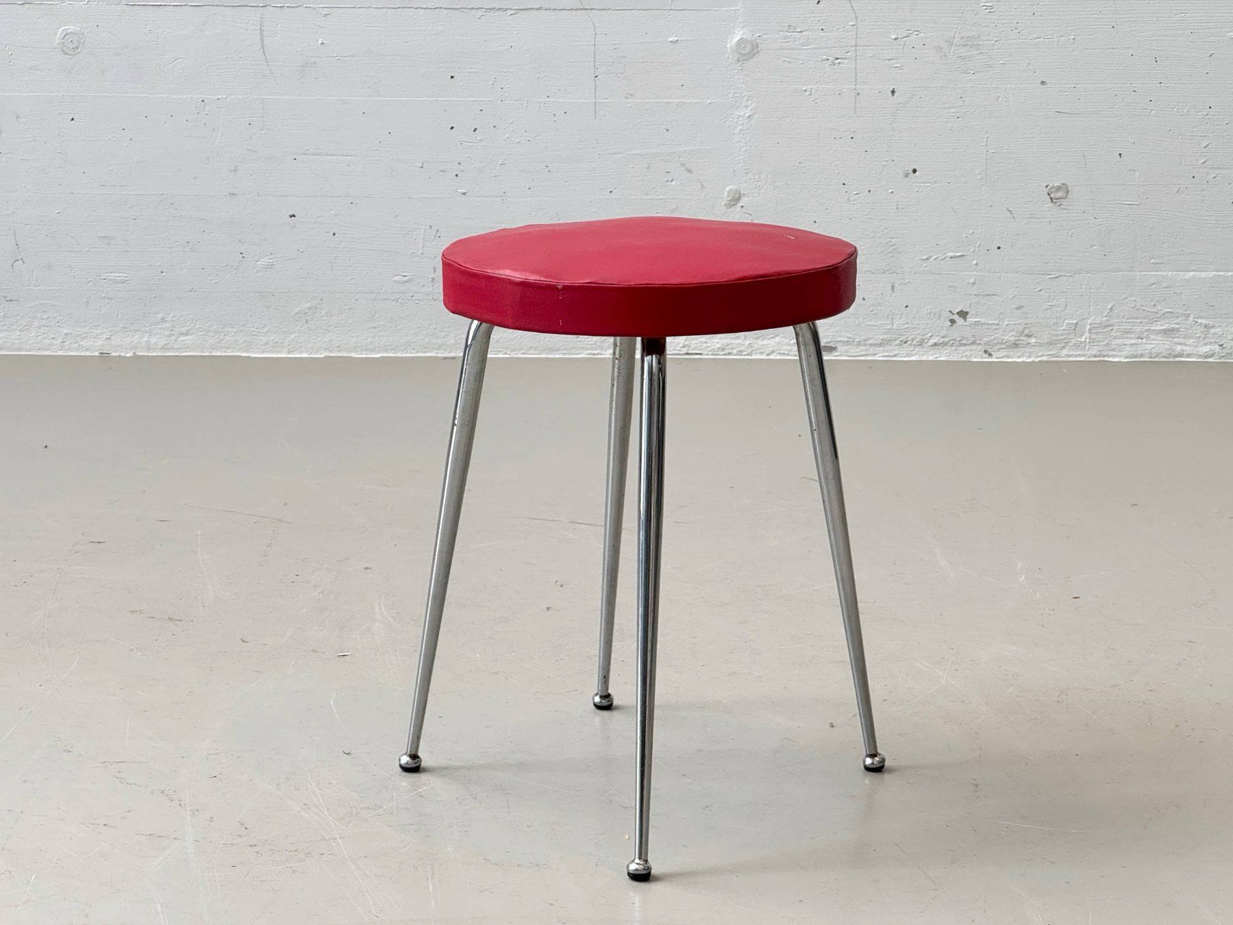 Hocker: Vintage Hocker mit rotem Polster und Chromgestell, 60er – Gebraucht aus Zürich von LeMoege 1