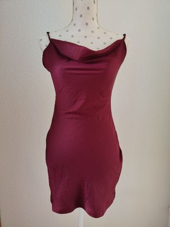 Robe courte Missguided bordeaux taille 32 bon etat