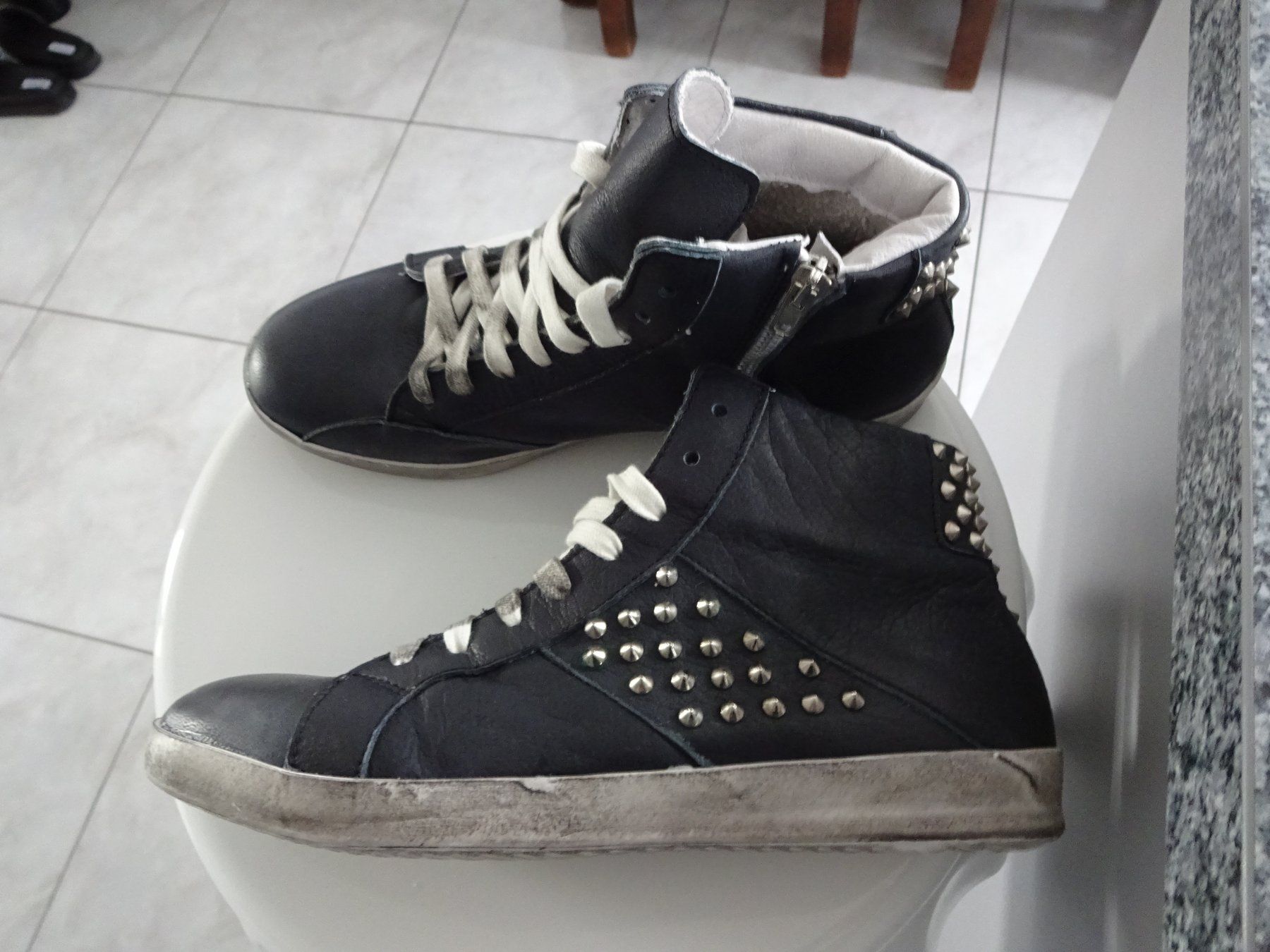 Damenschuhe: Neu Leder Sneaker Gr.40 mit Nieten – Neu und originalverpackt aus Sisseln AG von Flohmix 1