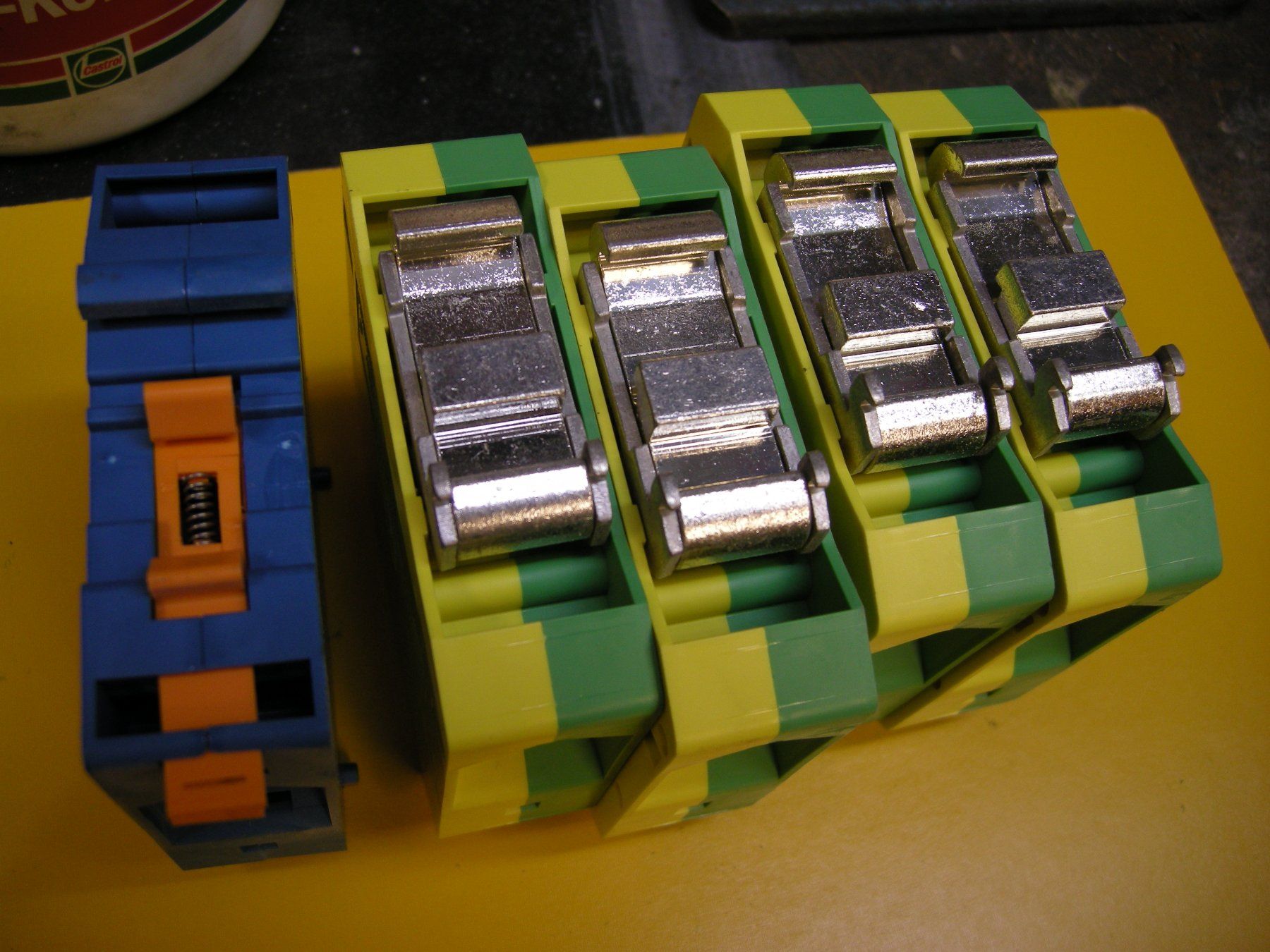 Elektronikbauteile: Stromklemmen, Nulleiter,Erdklemmen, 95 Quadrat, – Neu (gemäss Beschreibung) aus Birmenstorf AG von monza2011 2