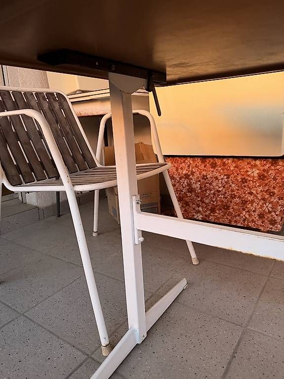 Set di tavolo e panche: Gratis Gartenklapptisch und Gartenstuhl – Usato da Aarau venduto da Maeschi4 1