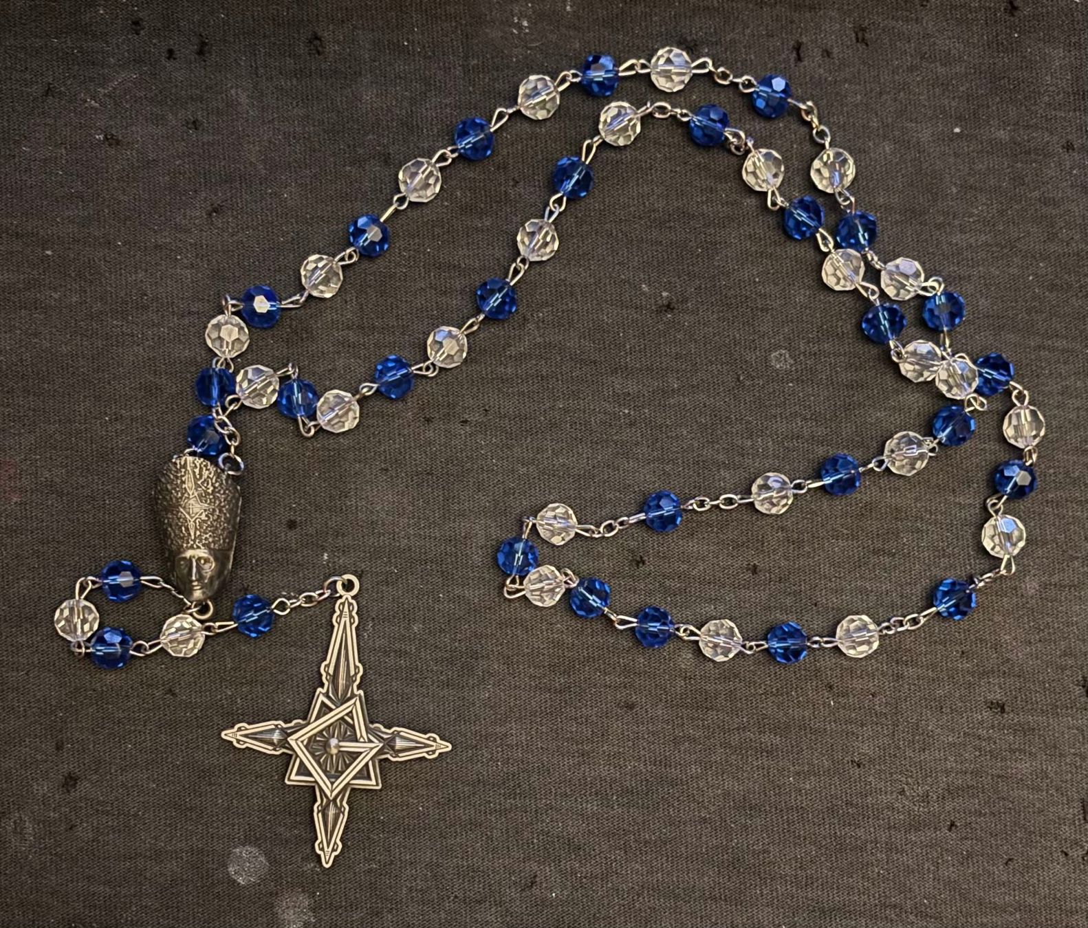Altri gioielli: Grucifix rosaire bleu et blanc Ghost – Nuovo (secondo la descrizione) da Mont-sur-Lausanne venduto da Slushymana