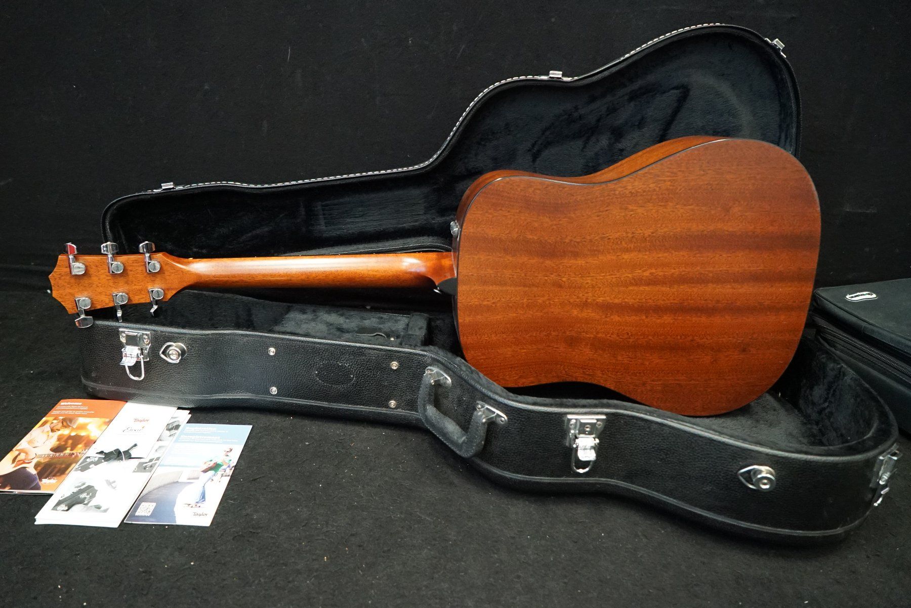 Taylor Strumenti musicali: Taylor 320e Baritone SLTD Limited Edition mit Koffer – Usato da Ortschwaben venduto da Musictrade 9