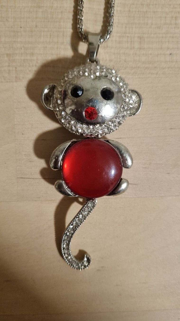 Catenine: Collier long singe artisanal avec pierre rouge – Usato da Neuchâtel venduto da mepirata
