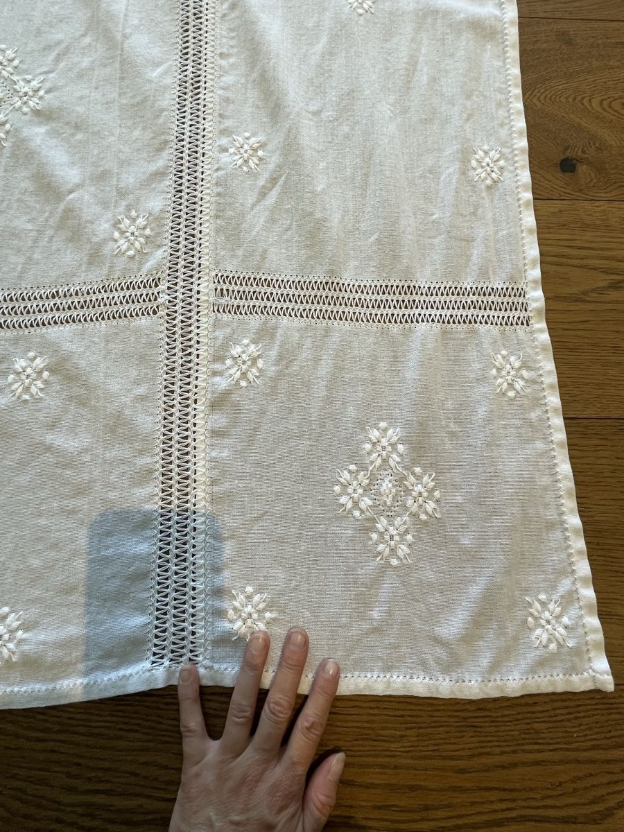 Altra biancheria da tavola: Tischtuch gestickt weiss 240cm x 140cm – Usato da Niederbüren venduto da poschti 4