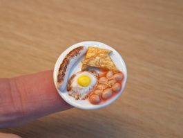 Puppenhaus Baked Beans mit Spiegelei, Bratwurst und Toast