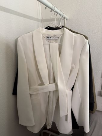 Blazer Zara weiss mit Bindegurt Grösse L neuwertig