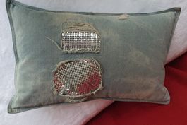 Jeans-Kissen mit Metall Applikationen - 55 x 35 cm