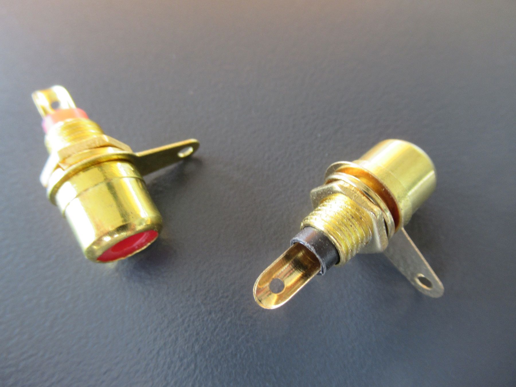 Kabel: 2 Stk. Cinch - Einbaubuchse, vergoldet – Neu und originalverpackt aus Obergösgen von cairn 2