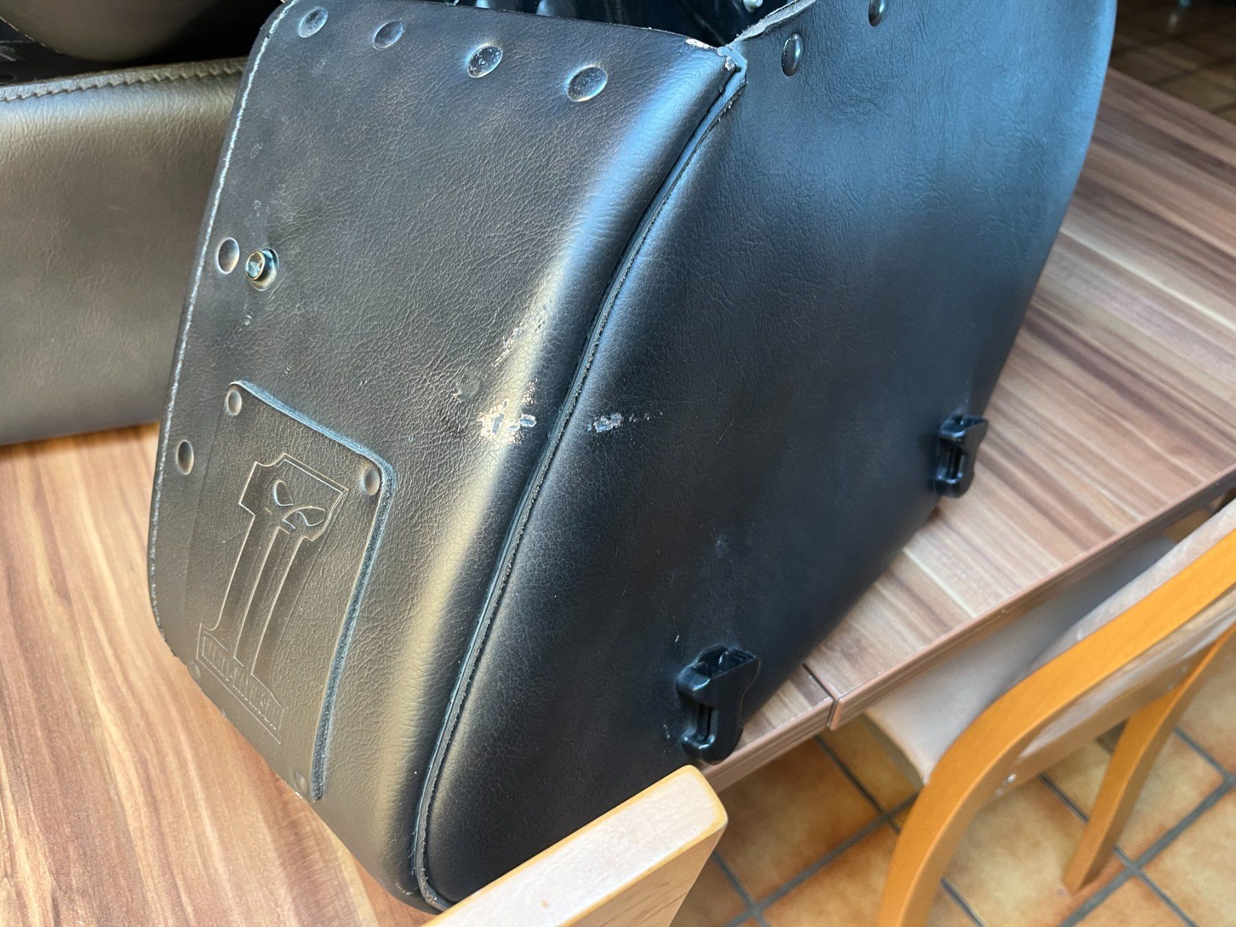 Harley-Davidson Tutti i ricambio per moto: Harley-Davidson Fat Bob 2010 FXDF Dyna Saddlebags Pair – Usato da Montreux venduto da sca_zsy9 7