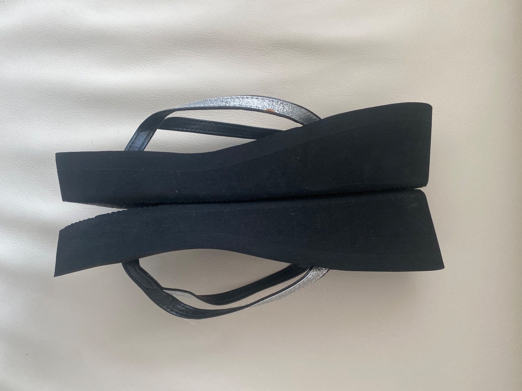 Scarpe da donna: SUMMERTIME - stylische/edle Flip-Flops, schwarz/silber, 38 – Usato da Winkel venduto da ferrari2022 3