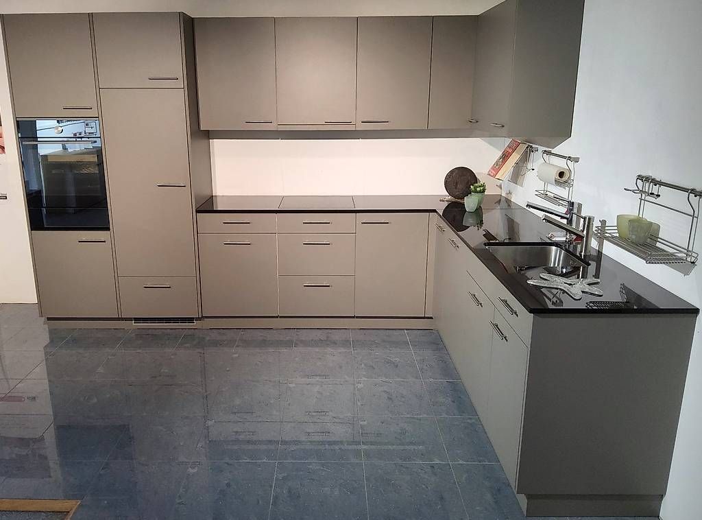 Cucine complete: Küche taupe ab Ausstellung – Usato da Urtenen-Schönbühl venduto da wohnstudio_haller 1