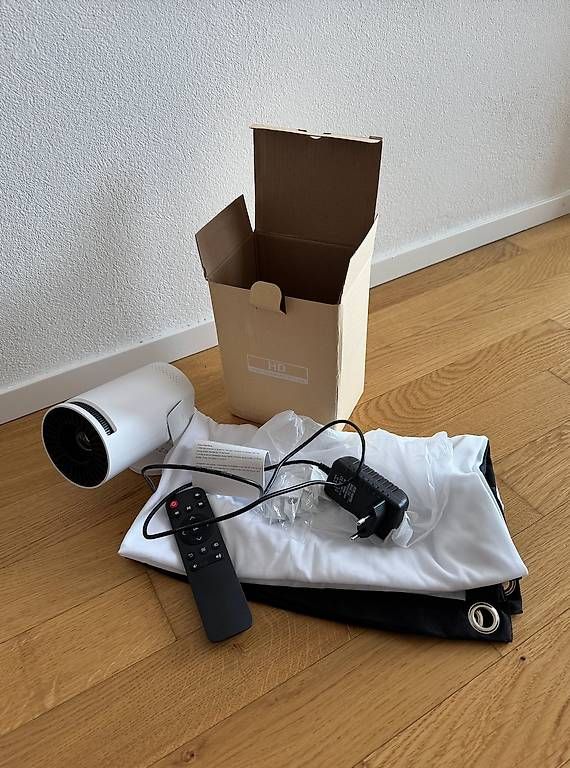 Proiettori: Portable Mini Projector with Remote & Projection Screen – Usato da Lausanne venduto da ais_yxt8