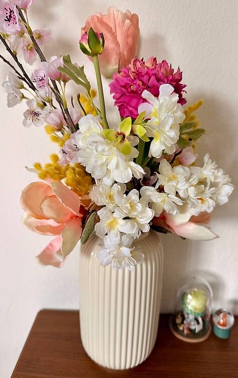 Vase & Récipients: Vase mit Kunstblumen – D'occasion à Kilchberg ZH par yoa_7ndh