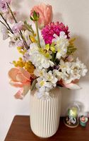 Vase mit Kunstblumen